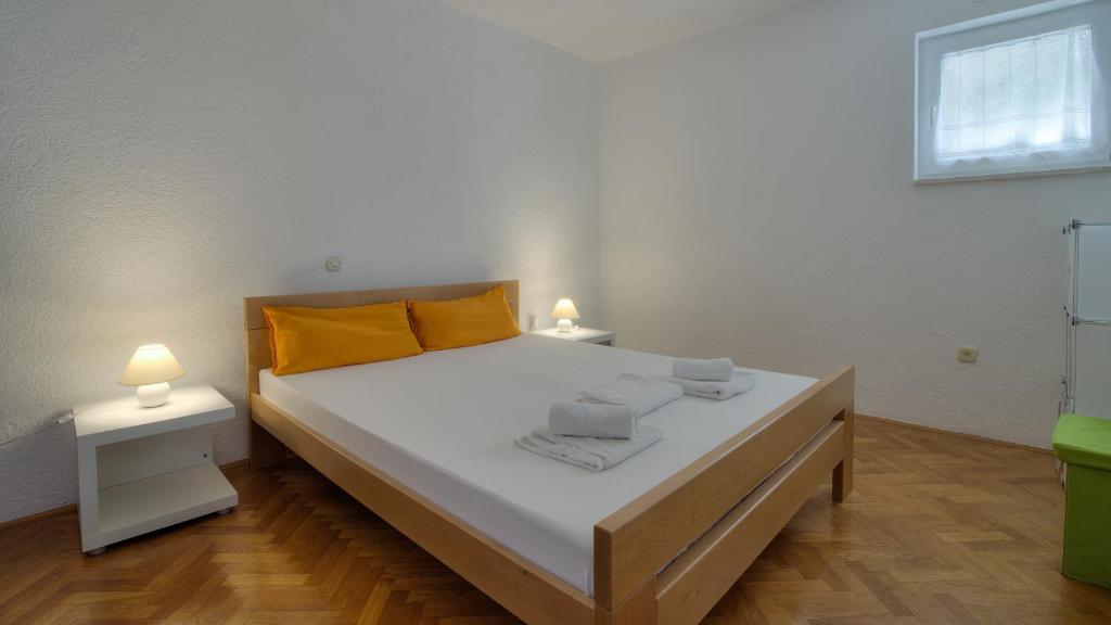 Posteľ alebo postele v izbe v ubytovaní Senj Apartment