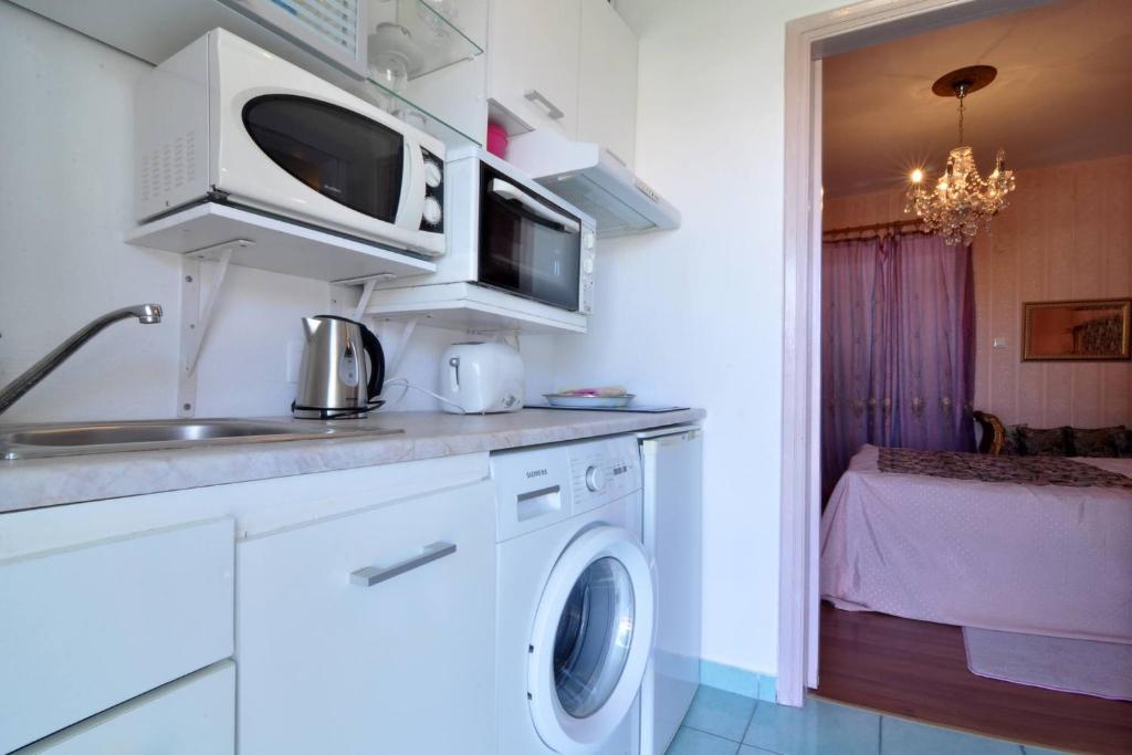 Kuchyň nebo kuchyňský kout v ubytování Pipitsa's Apartments