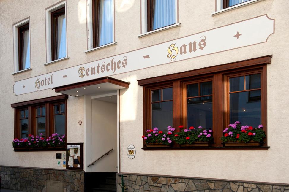 un edificio con flores en las ventanas en Hotel Deutsches Haus en Kaub