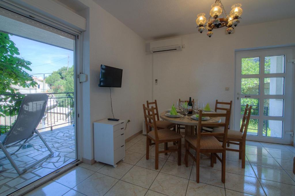 Televízia a/alebo spoločenská miestnosť v ubytovaní Senj Apartment