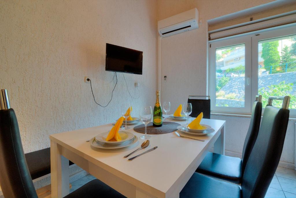 Televízia a/alebo spoločenská miestnosť v ubytovaní Senj Apartment