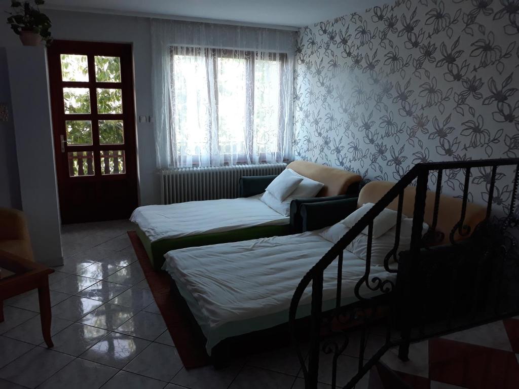 Postel nebo postele na pokoji v ubytování Rózsa apartman
