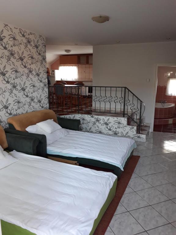 Postel nebo postele na pokoji v ubytování Rózsa apartman
