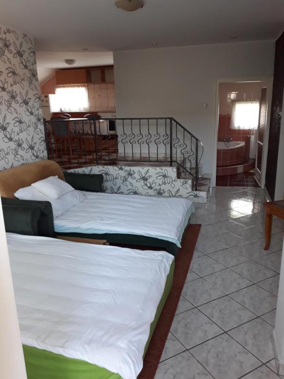 Postel nebo postele na pokoji v ubytování Rózsa apartman