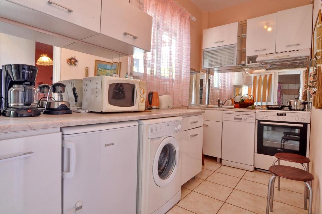 Kuchyň nebo kuchyňský kout v ubytování Pipitsa's Apartments