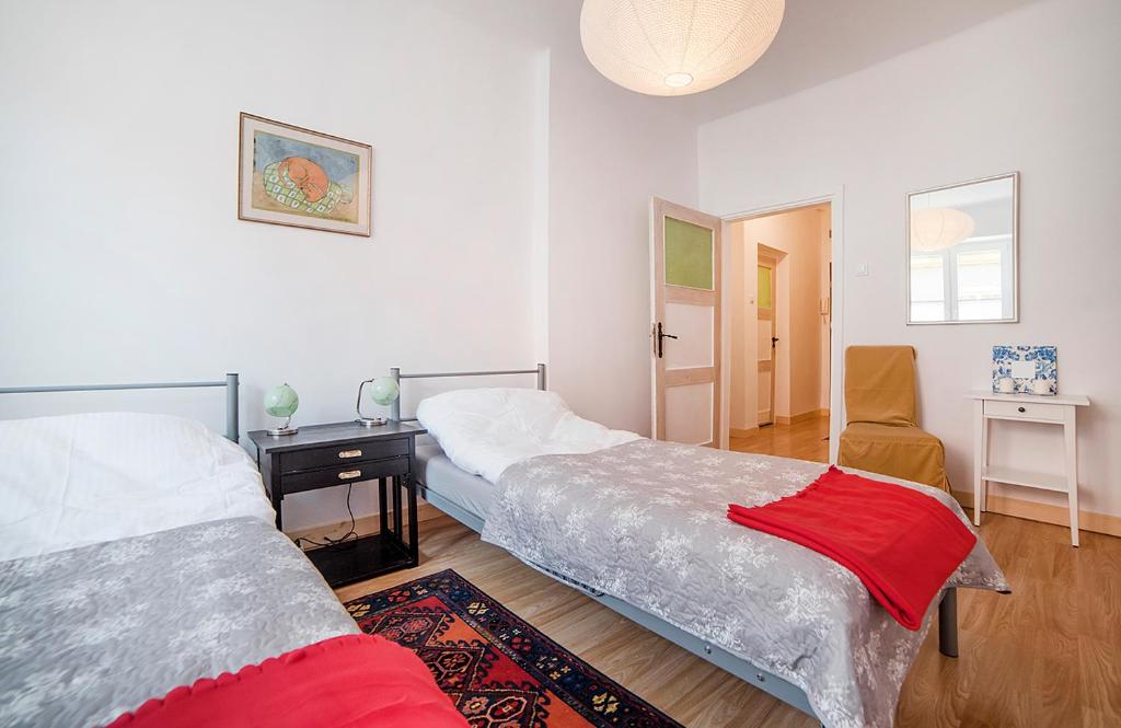 sypialnia z 2 łóżkami, biurkiem i krzesłem w obiekcie Dziesiątka w Olsztynie