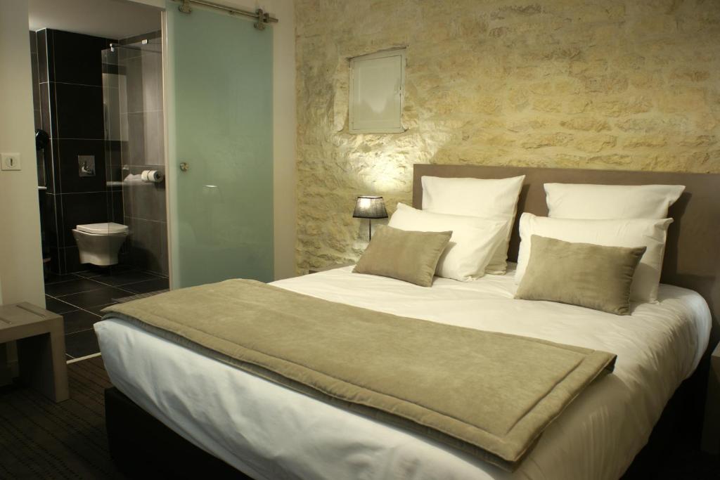 Postel nebo postele na pokoji v ubytování The Originals Boutique, Hôtel La Grange, Niort