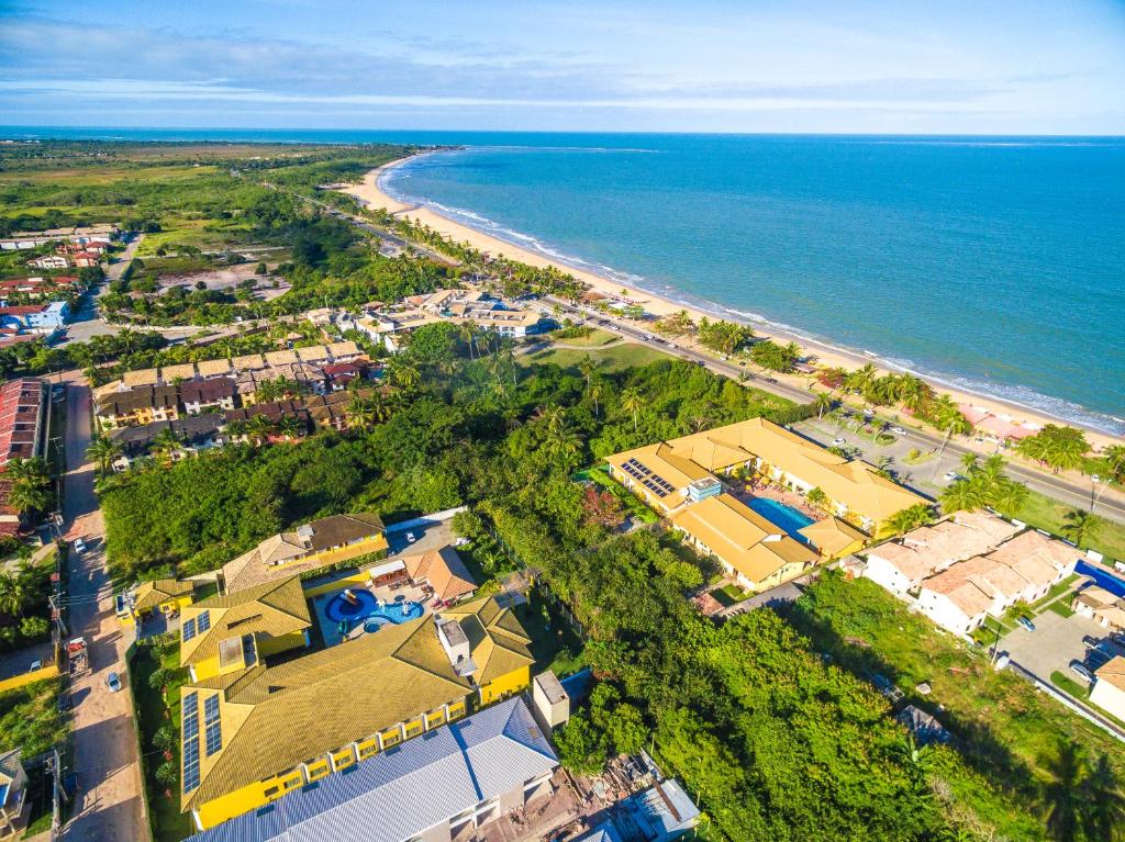 uma vista superior de uma praia e do oceano em Transoceanico Praia Hotel em Porto Seguro