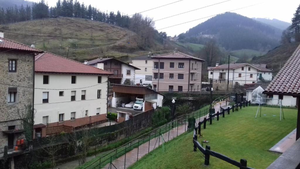 Nespecifikovaný výhled na hory nebo výhled na hory při pohledu z hostelu