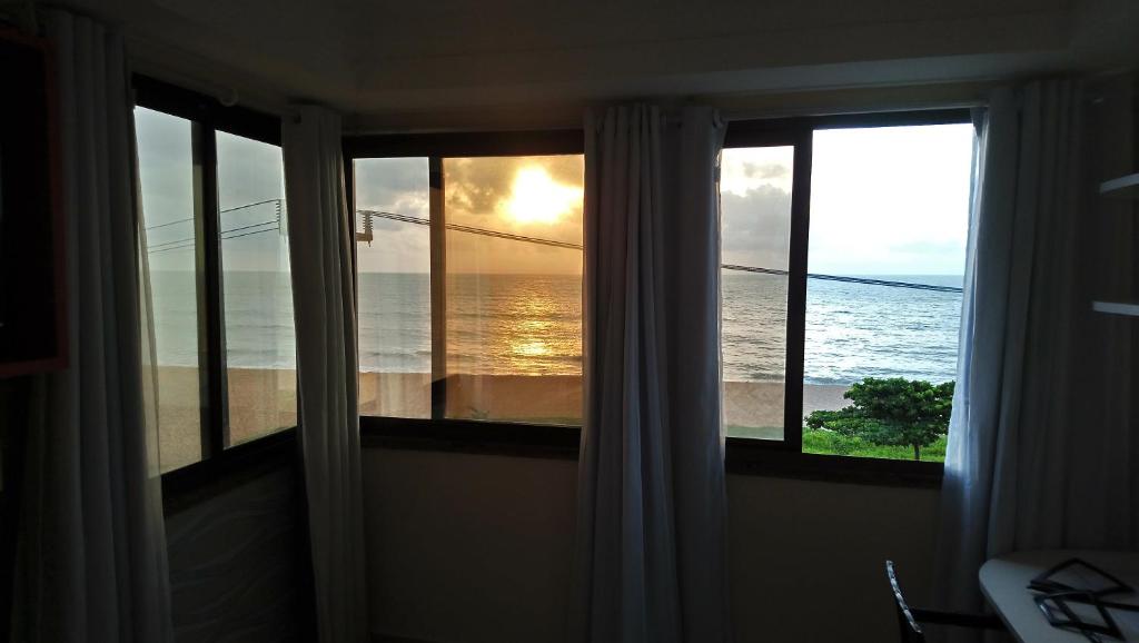 een kamer met een raam met uitzicht op de oceaan bij Beira Mar em Manaíra in João Pessoa