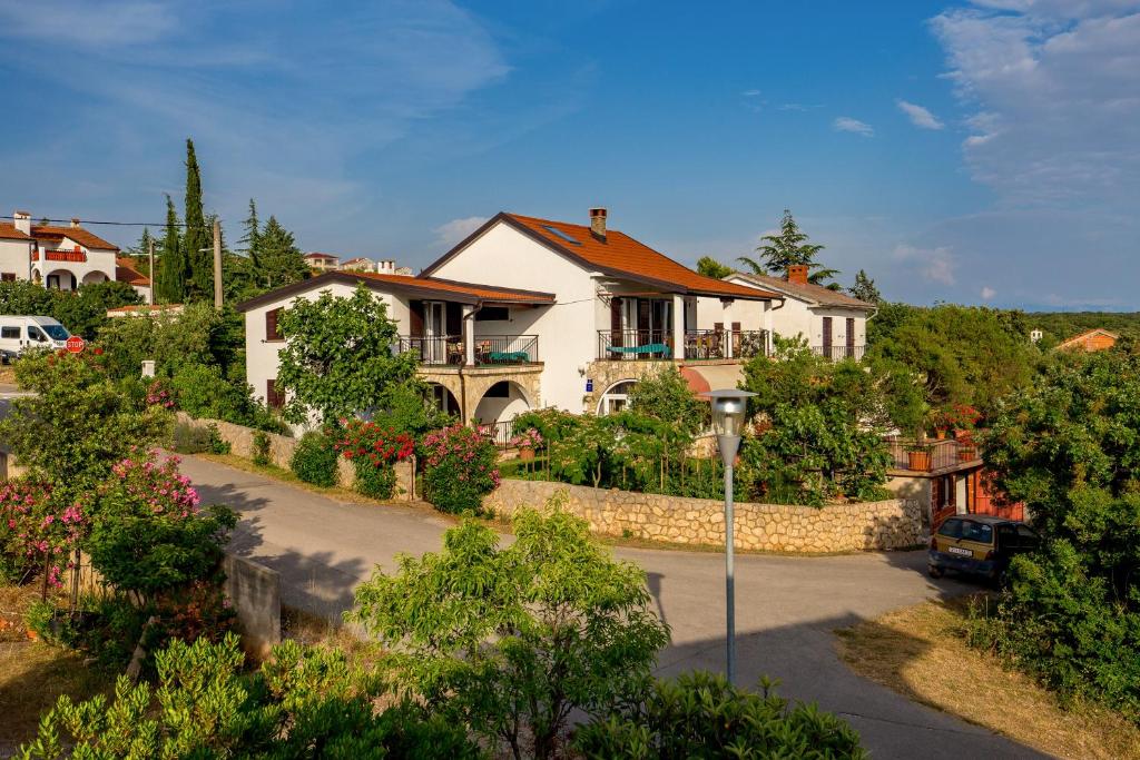 une maison sur une colline avec une allée dans l'établissement Apartmani Strott, à Pinezići