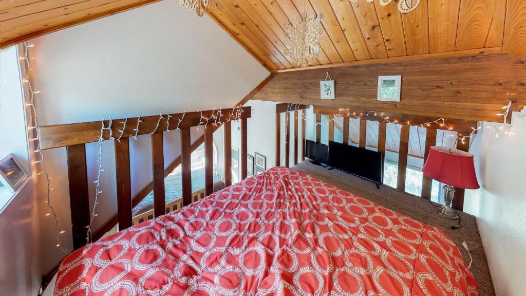 Postel nebo postele na pokoji v ubytování Snowbird Condo #170-D