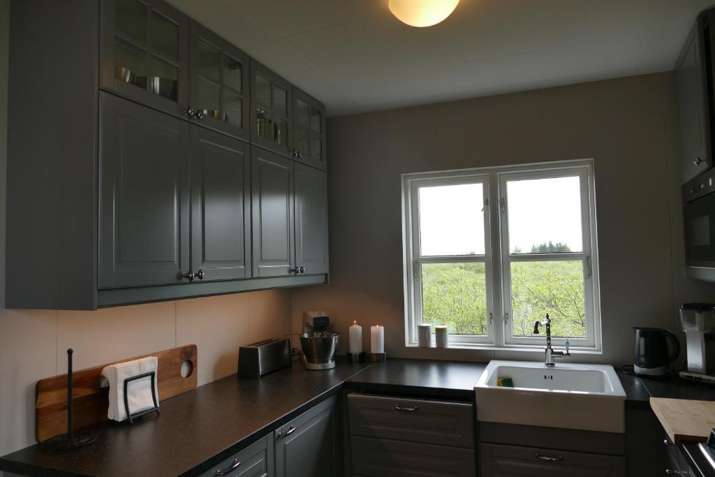 Kuchyň nebo kuchyňský kout v ubytování Riverfront romantic Asgardur vacation home of comfort