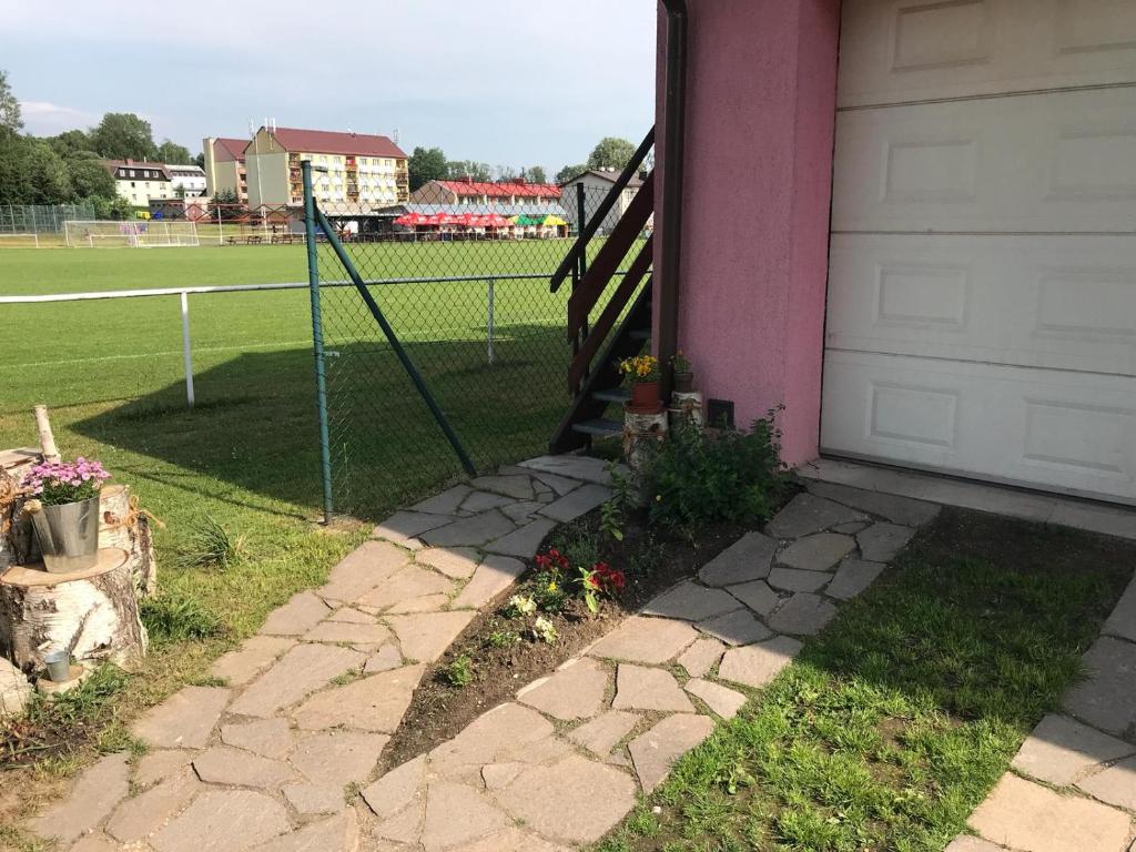 Ogród w obiekcie Apartman U Hřiště Krkonoše