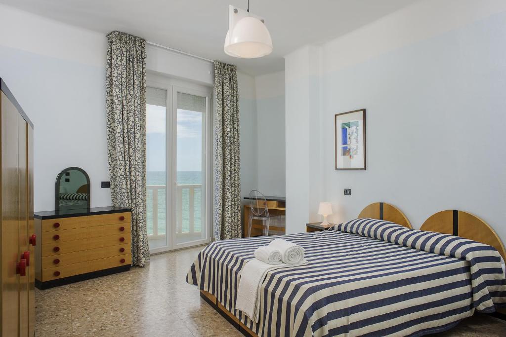 A bed or beds in a room at Hotel Marcelli