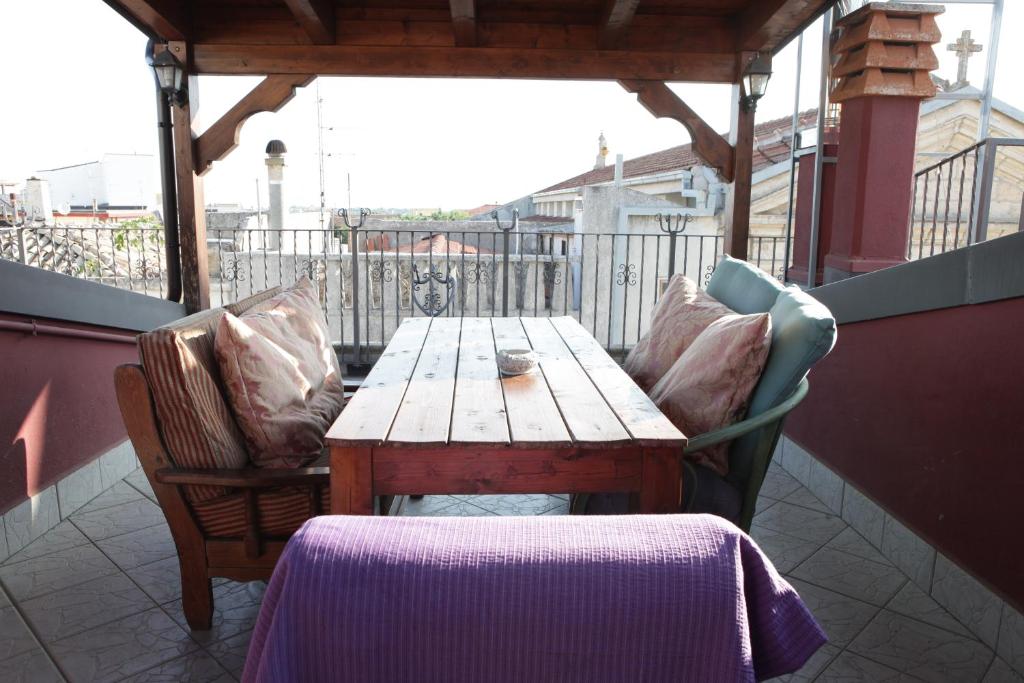 a wooden table and chairs on a balcony at B&B Casa dei Lillà in Santeramo in Colle