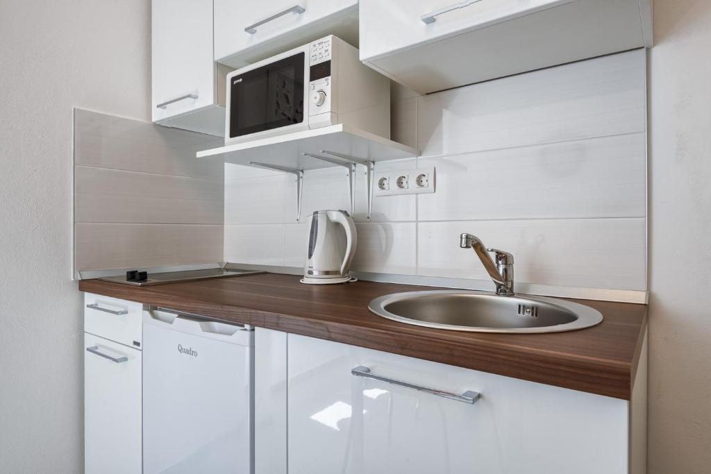 Kuchnia lub aneks kuchenny w obiekcie Apartments Antons 2