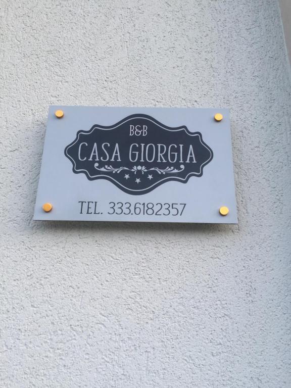 Znak na ścianie z napisem "casa gigerica" w obiekcie B&B Casa Giorgia w mieście Campobasso