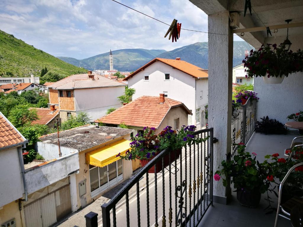 Nespecifikovaný výhled na hory nebo výhled na hory při pohledu z hostelu