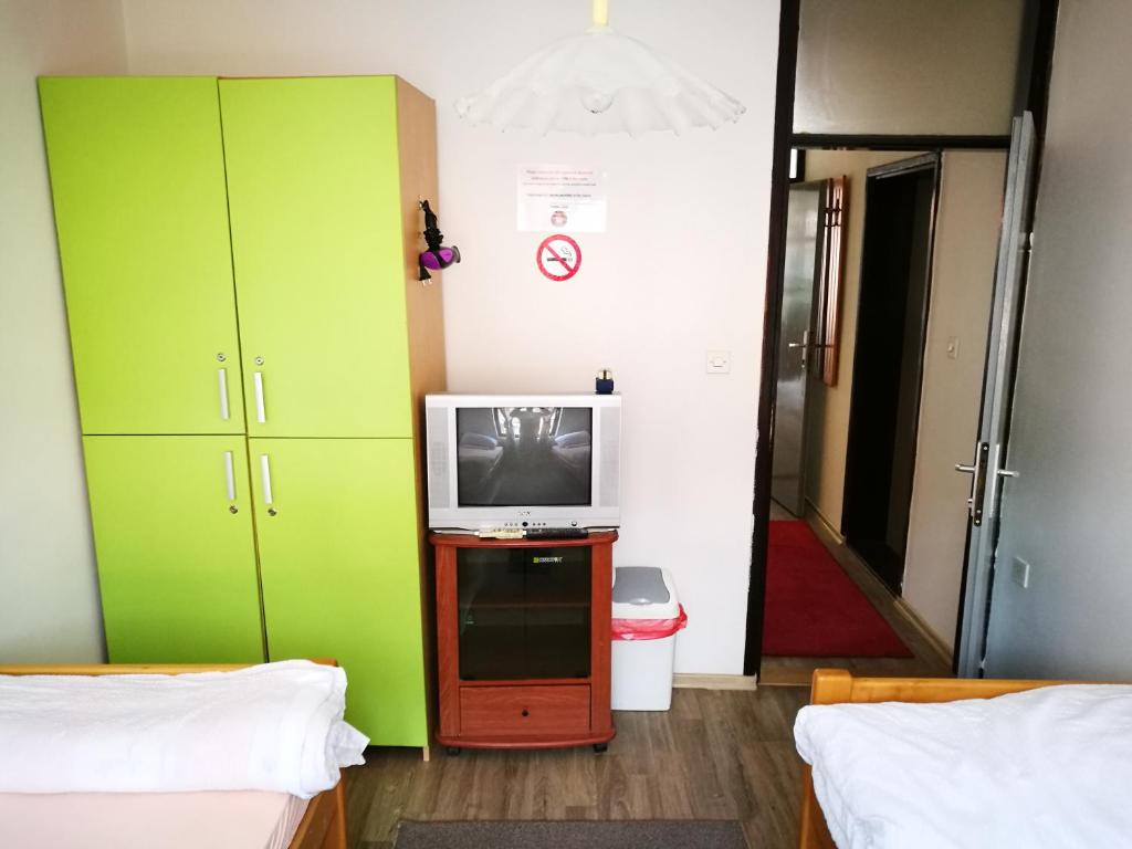 TV a/nebo společenská místnost v ubytování Balkaneros Hostel