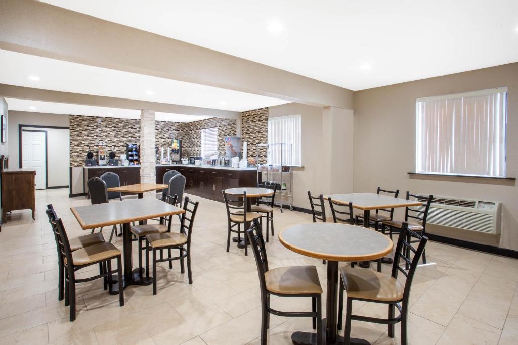 Super 8 by Wyndham Billings photo