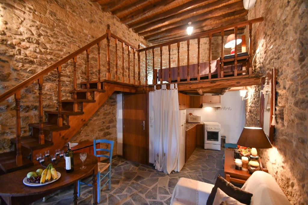 une chambre avec un escalier, une table et une cuisine dans l'établissement Stone house, à Rhodes