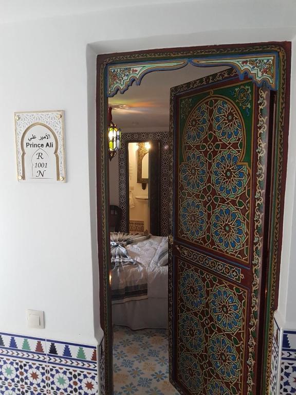 Voodi või voodid majutusasutuse Riad Las Mil y una Noches Tetuan toas