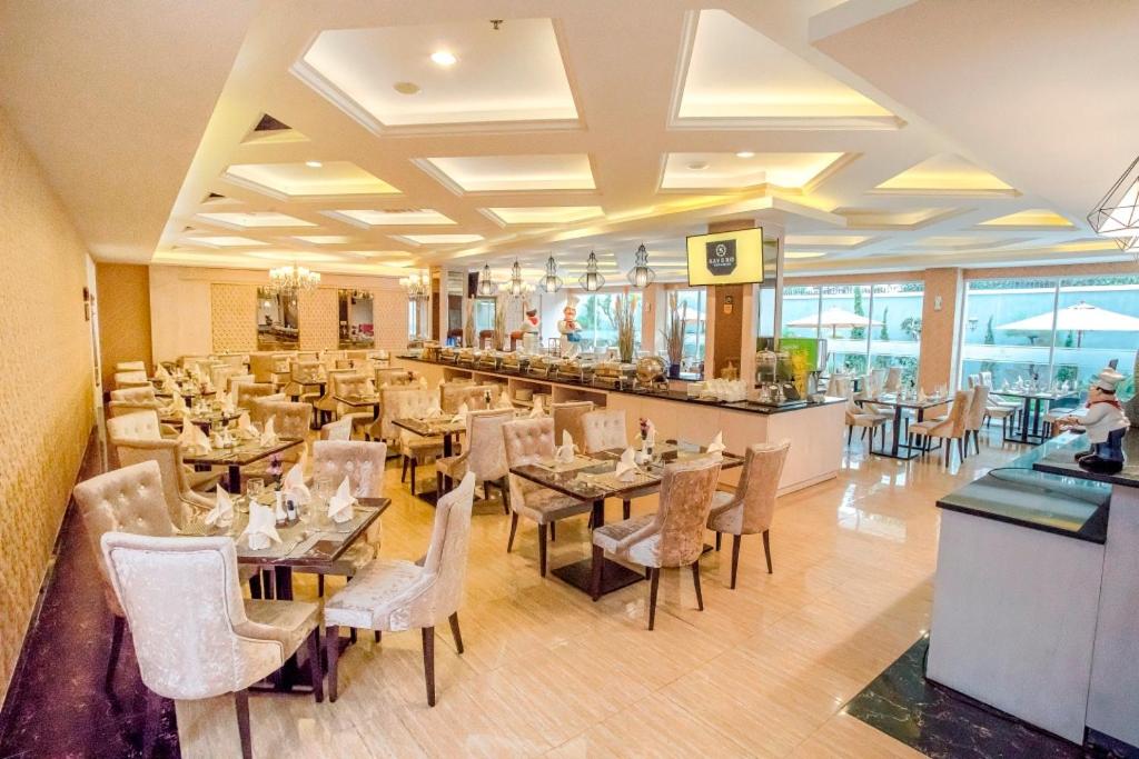 Restaurace v ubytování Savero Hotel Depok