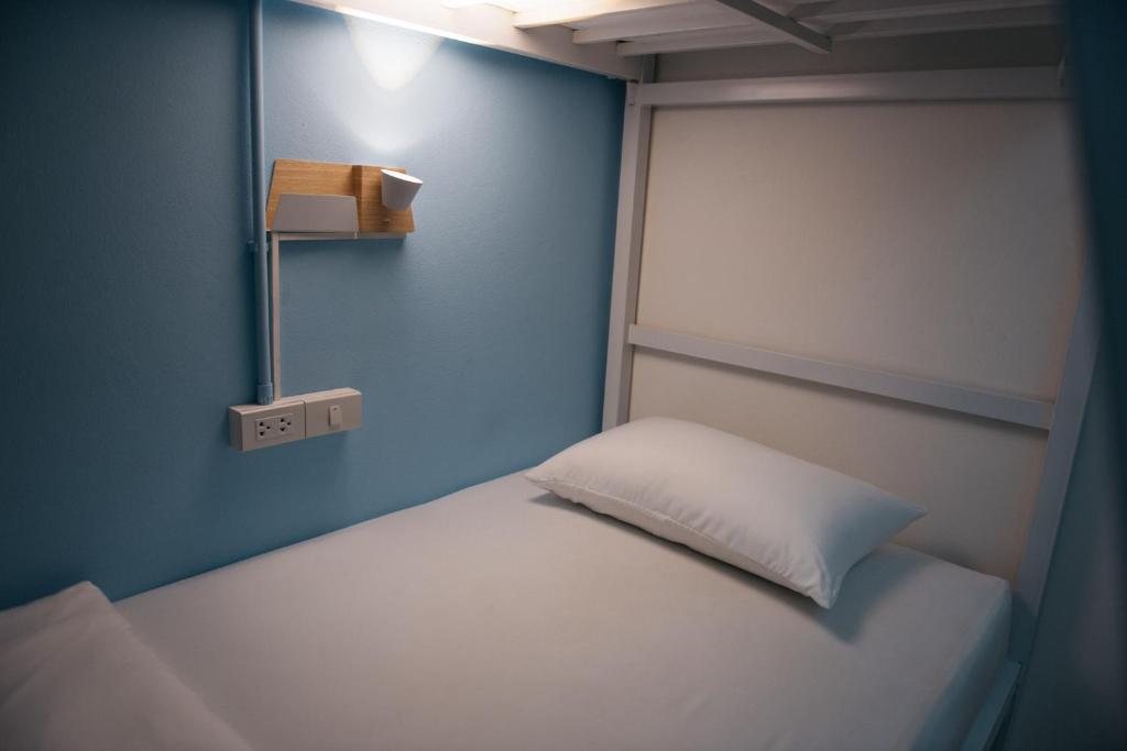 سرير أو أسرّة في غرفة في Ease Hostel