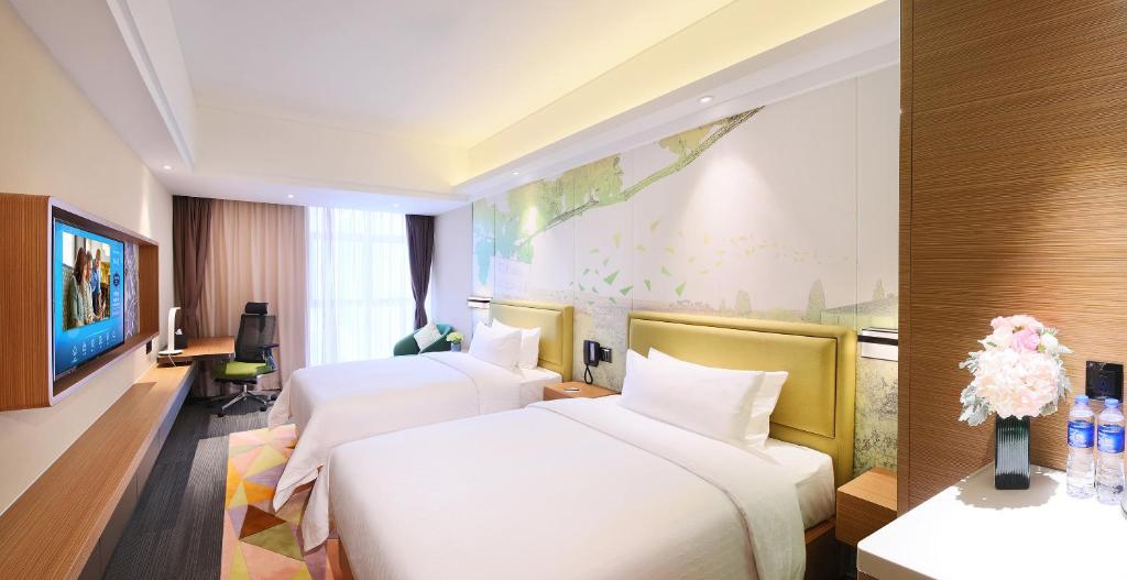 TV a/nebo společenská místnost v ubytování Hampton by Hilton Zhuhai Cheng Feng Plaza