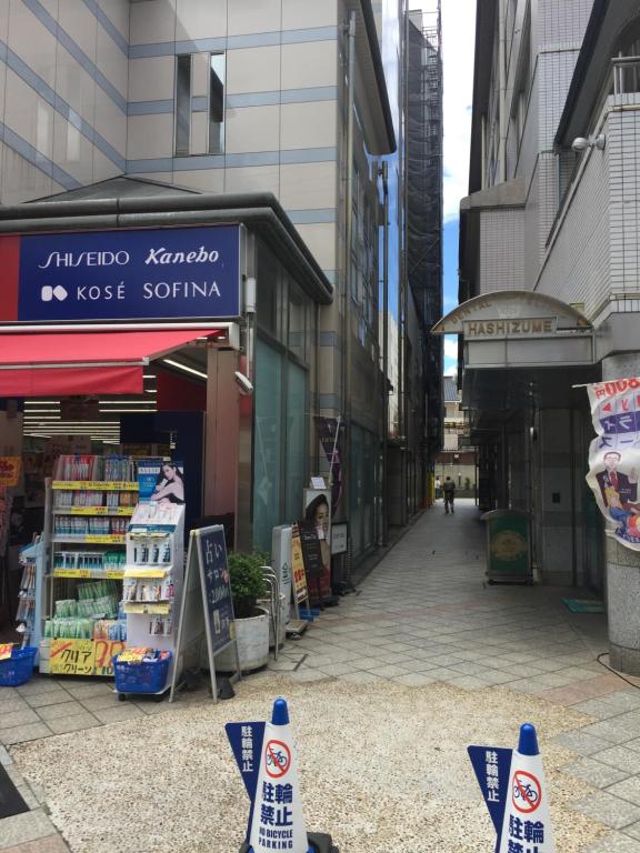Supermarket nebo jiné obchody v  hostelu nebo okolí