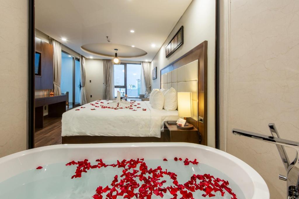 Postel nebo postele na pokoji v ubytování Grand Sea Hotel Danang