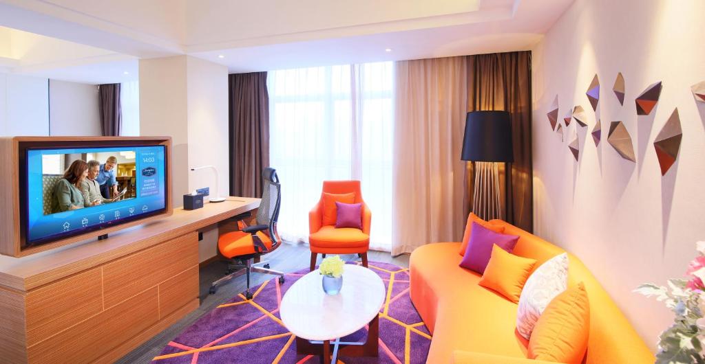TV a/nebo společenská místnost v ubytování Hampton by Hilton Zhuhai Cheng Feng Plaza