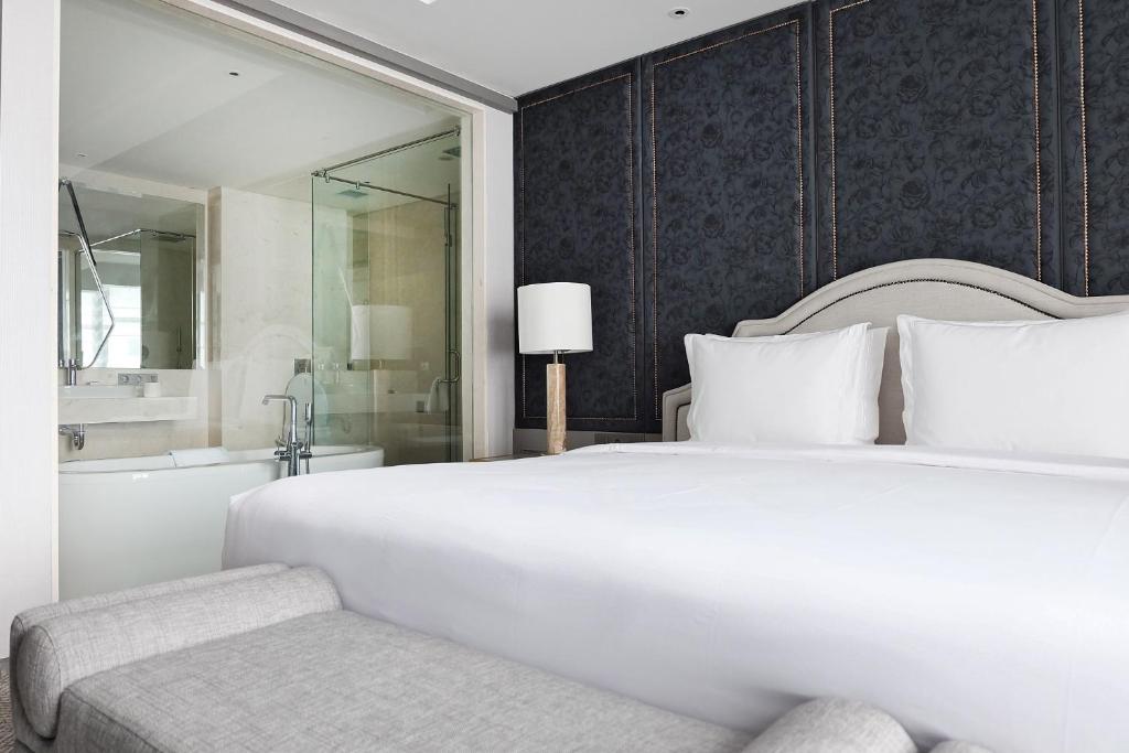 Postel nebo postele na pokoji v ubytování Goodrich Suites, Jakarta