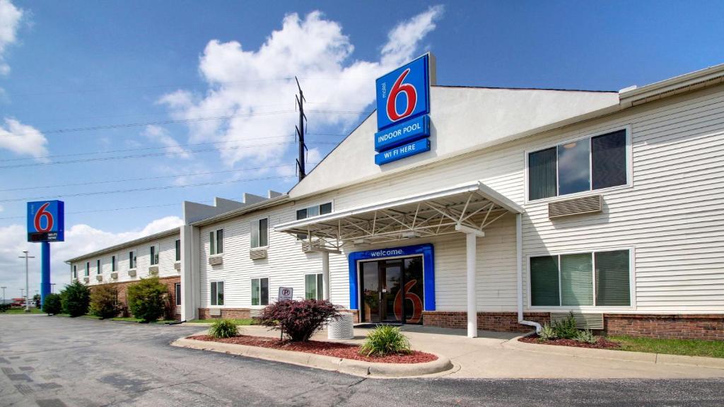a building with a no sign on it at Motel 6-Altoona, IA - Des Moines East in Altoona