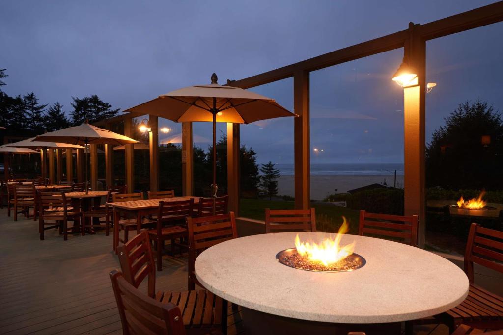 A restaurant or other place to eat at Best Western Plus Agate Beach Inn
