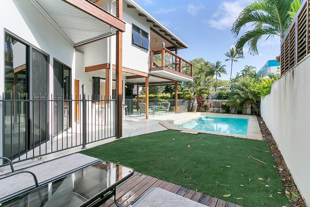une maison avec une piscine dans une cour dans l'établissement Clifton Beach Holiday Villas, à Clifton Beach