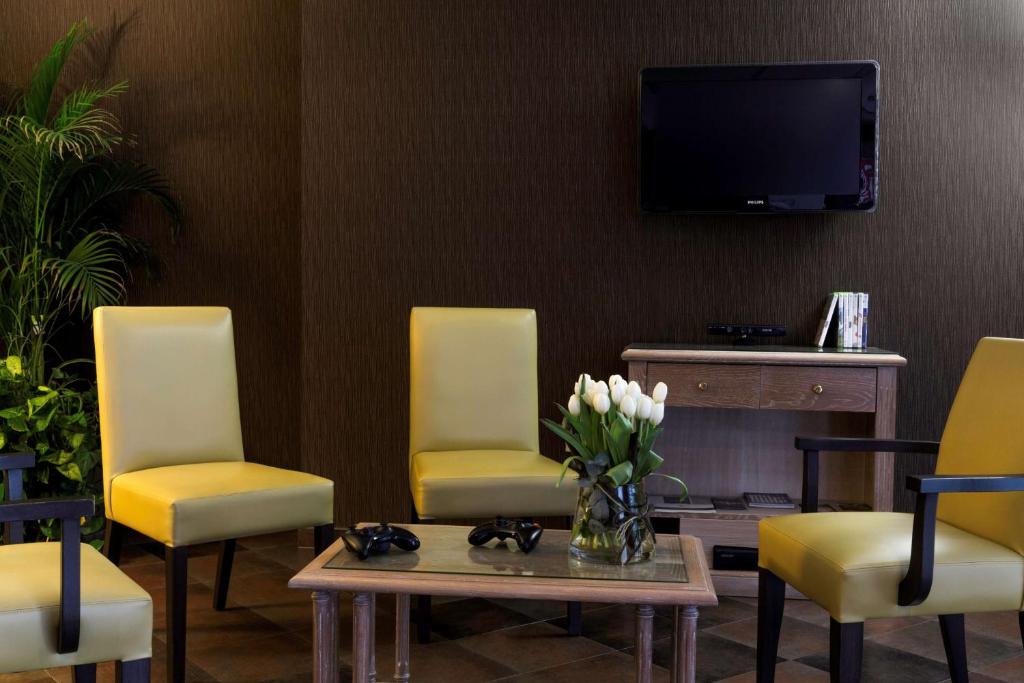 TV a/nebo společenská místnost v ubytování Best Western Plus Richelieu
