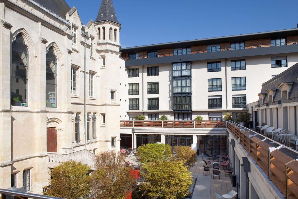 uma vista a partir da varanda de um edifício com uma torre em Best Western Premier Hotel de la Paix em Reims