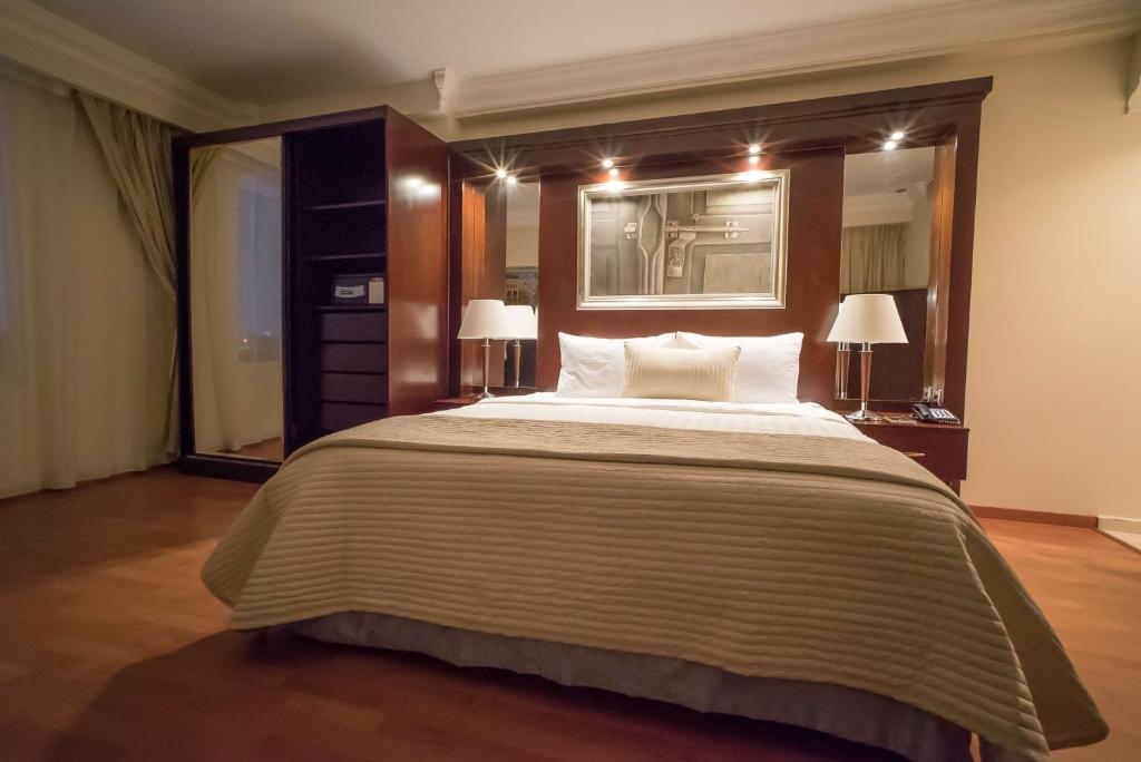 Postel nebo postele na pokoji v ubytování Best Western Plus Doha
