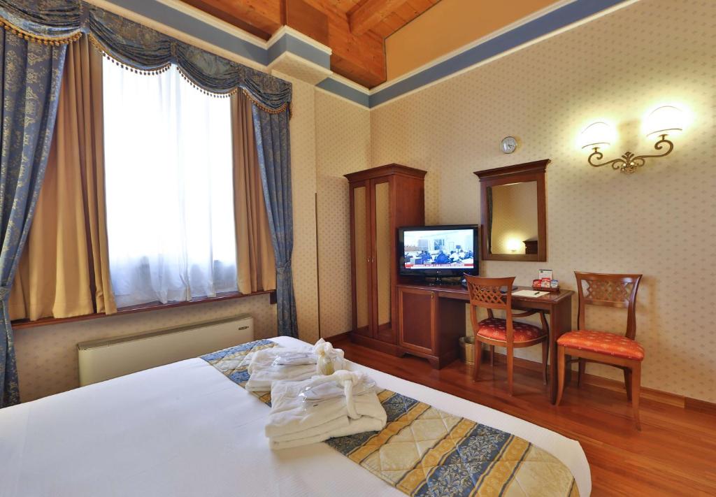 Televízia a/alebo spoločenská miestnosť v ubytovaní Best Western Classic Hotel