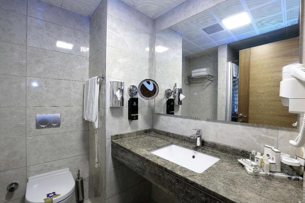 Koupelna v ubytování Best Western Premier Karsiyaka Convention & Spa Hotel