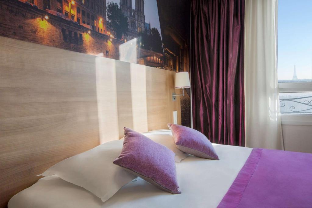 Postel nebo postele na pokoji v ubytování Best Western Rives de Paris La Defense
