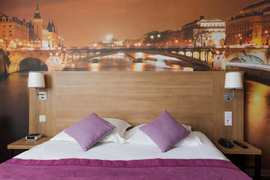Postel nebo postele na pokoji v ubytování Best Western Rives de Paris La Defense