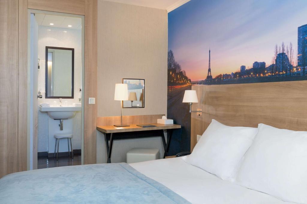 Postel nebo postele na pokoji v ubytování Best Western Rives de Paris La Defense
