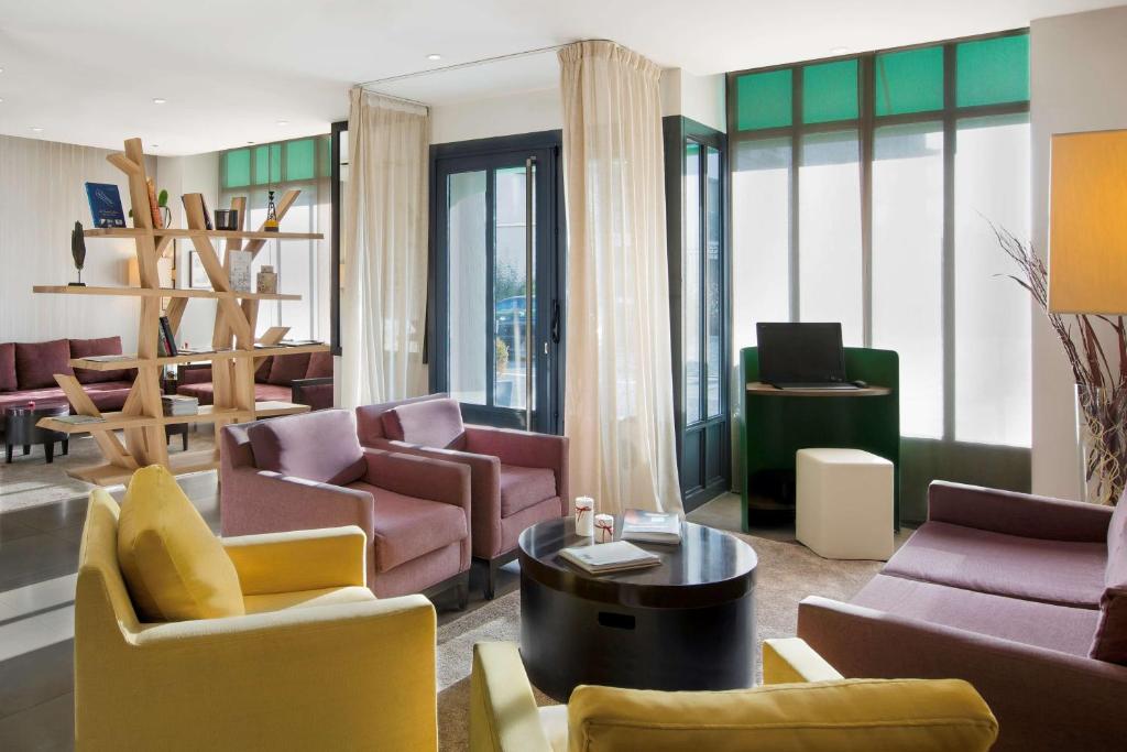 Posezení v ubytování Best Western Rives de Paris La Defense