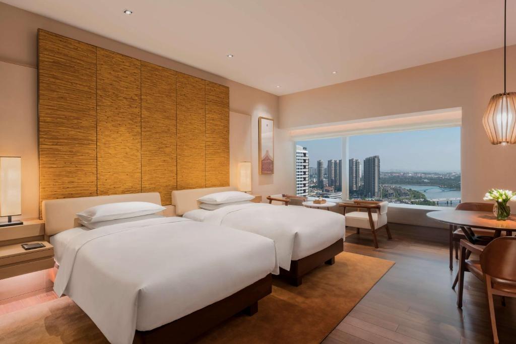 Postel nebo postele na pokoji v ubytování Hyatt Regency Xiamen Wuyuanwan