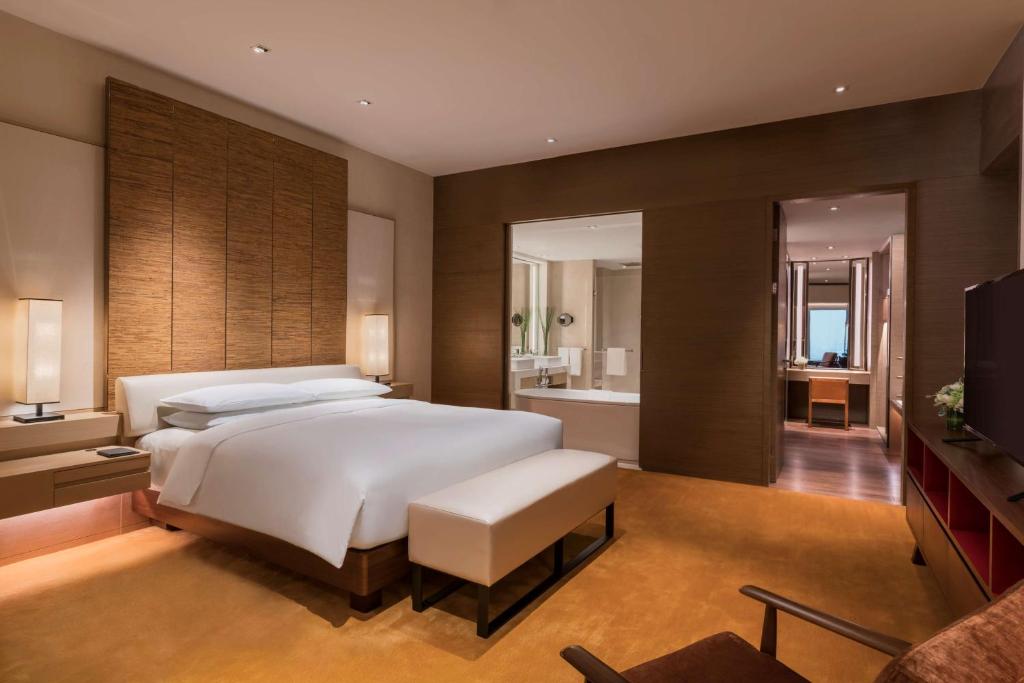 Postel nebo postele na pokoji v ubytování Hyatt Regency Xiamen Wuyuanwan