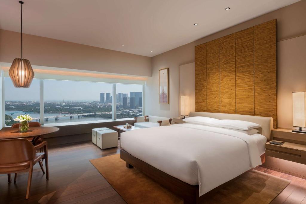 Postel nebo postele na pokoji v ubytování Hyatt Regency Xiamen Wuyuanwan