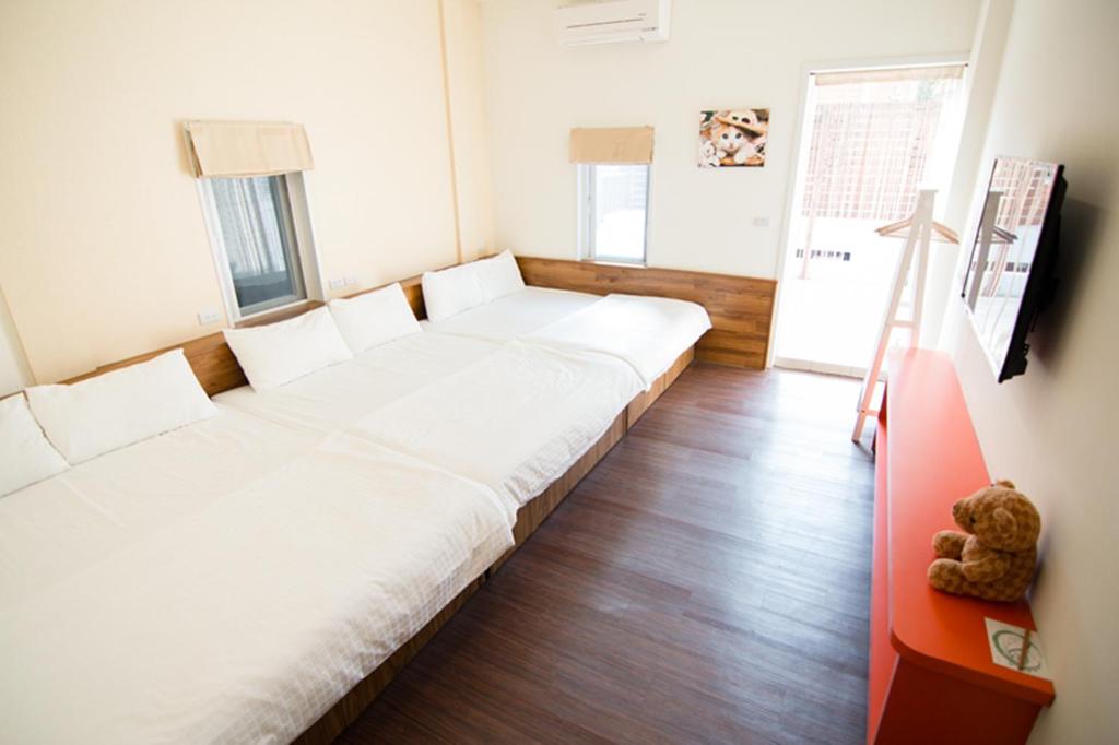 Postel nebo postele na pokoji v ubytování 加依家溫馨民宿Home Sweet Beach Hotel